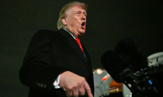 Le président américain Donald Trump s'adresse aux journalistes sur la base aérienne d'Andrews, dans le Maryland, le 10 octobre 2026 ( AFP / Mandel NGAN )
