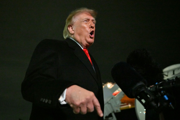 Le président américain Donald Trump s'adresse aux journalistes sur la base aérienne d'Andrews, dans le Maryland, le 10 octobre 2026 ( AFP / Mandel NGAN )