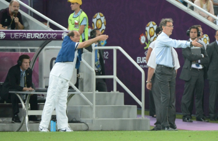 Le sélectionneur des Bleus Laurent Blanc (D) et son adjoint Jean-Louis Gasset (G) lors du quart de finale de l'Euro-2012 contre l'Espagne, le 23 juin 2012 à Donetsk (Ukraine) ( AFP / DAMIEN MEYER )