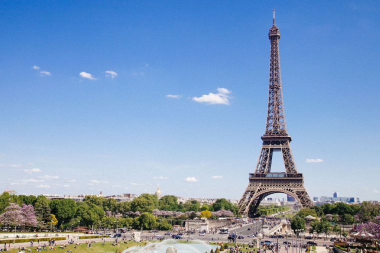 Paris : Un studio de 30 m2 près du Champ de Mars en vente à près d'un million d'euros