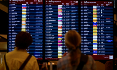 L'aéroport de Berlin, mais aussi ceux de Bruxelles et Heathrow à Londres, sont perturbés le 20 septembre 2025 en raison d'une cyberattaque sur un logiciel pour l'enregistrement des passagers, qui ont dû parfois attendre de longues heures avant de pouvoir effectuer cette formalité ( AFP / Tobias SCHWARZ )