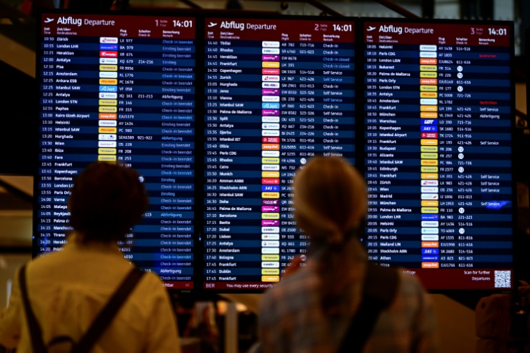 L'aéroport de Berlin, mais aussi ceux de Bruxelles et Heathrow à Londres, sont perturbés le 20 septembre 2025 en raison d'une cyberattaque sur un logiciel pour l'enregistrement des passagers, qui ont dû parfois attendre de longues heures avant de pouvoir effectuer cette formalité ( AFP / Tobias SCHWARZ )