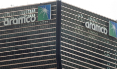 Le logo d'Aramco sur les tours du siège à Riyad, le 9 mars 2026 en Arabie saoudite ( AFP / Fayez Nureldine )