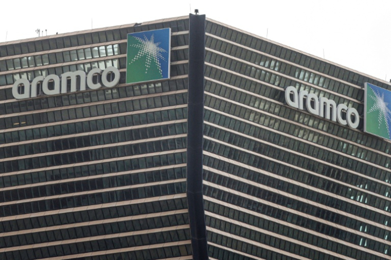 Le logo d'Aramco sur les tours du siège à Riyad, le 9 mars 2026 en Arabie saoudite ( AFP / Fayez Nureldine )