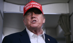 Le président américain Donald Trump parlant aux journalistes à bord d'Air Force One le 4 juillet 2025 ( AFP / Brendan SMIALOWSKI )