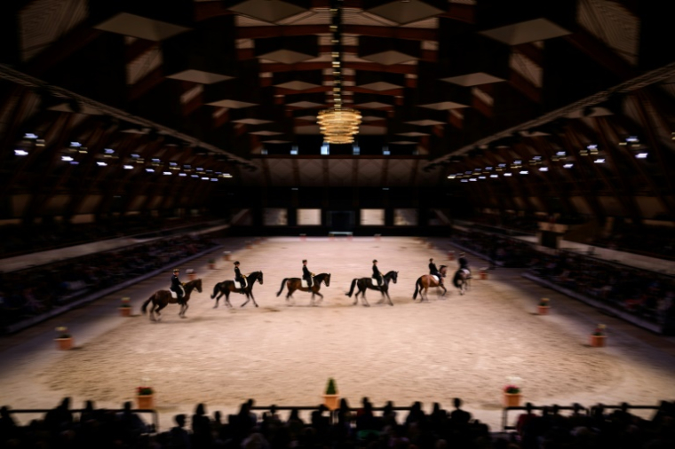 Des écuyers du Cadre Noir de Saumur lors d'un spectacle matinal, le 5 juin 2025 dans le Maine-et-Loire The Cadre Noir is a corps of squires or instructors at the French military riding academy Ecole Nationale d'Equitation (Equestrian National School) which celebrates its bicentenary in 2025. ( AFP / Loic VENANCE )
