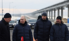 Vladimir Poutine visitant le pont de Kerch, entre la Russie et la Crimée, le 5 décembre 2022. ( SPUTNIK / MIKHAIL METZEL )