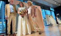 Lara Beters (c), communicante en développement durable, dans une boutique éphémère "Free Fashion" où elle a trouvé sa robe de mariée, à la gare d'Utrecht, le 2 avril 2026 aux Pays-Bas ( AFP / Stéphanie HAMEL )