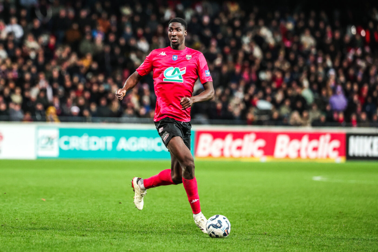 Quand un joueur de Guingamp poursuit un voleur et récupère un téléphone