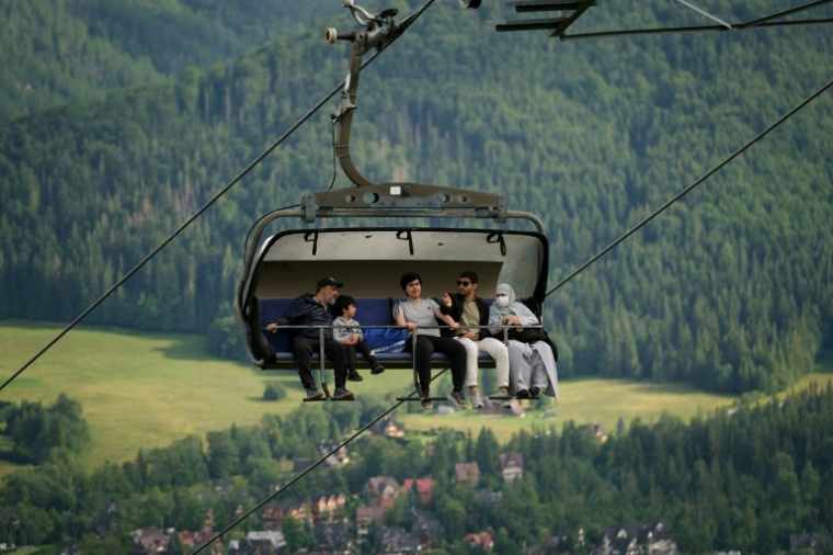 Des touristes sur un télésiège à Zakopane, en Pologne le 4 août 2025 ( AFP / BARTOSZ SIEDLIK )