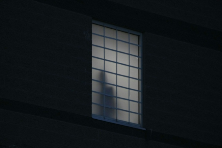 Une personne présumée détenue se tient près d'une fenêtre au centre fédéral d'immigration de Delaney Hall, utilisé comme centre de détention de l'Immigration and Customs Enforcement (ICE) à Newark, dans le New Jersey, le 29 mai 2026 ( AFP / Bryan R. SMITH )