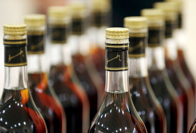 Les bouteilles de cognac sont stockées dans l'usine Hennessy à Cognac, en France