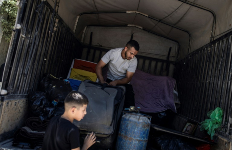 Des Palestiniens du camp de réfugiés de Tulkarem, en Cisjordanie occupée, déménagent leurs biens avant la démolition de leur maison programmée par l'armée israélienne, le 2 juillet 2025 ( AFP / JOHN WESSELS )