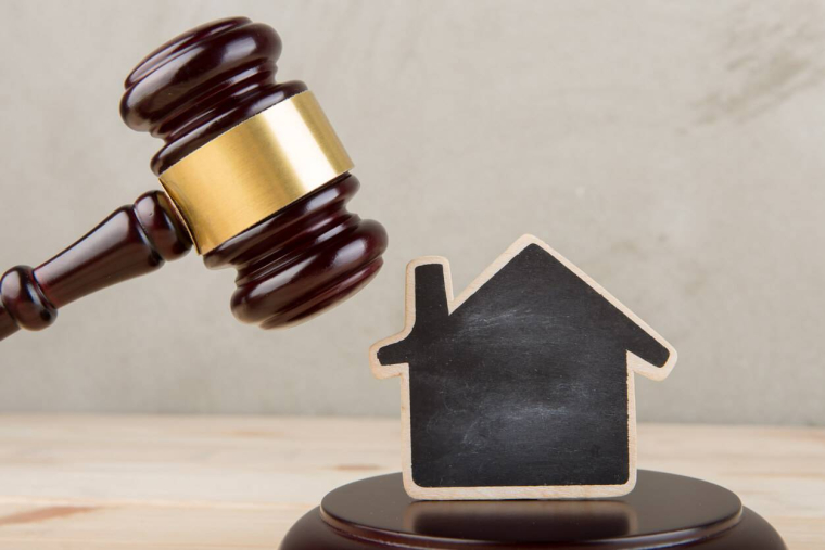 Maison squattée : que change la loi Ripost pour les propriétaires ? / iStock.com - Sensay
