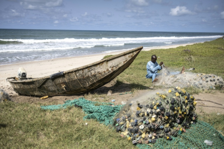 Un pêcheur installe un filet sur la plage de la communauté de Mosherel Kawga, le long de la route côtière reliant Lagos à Calabar, sur la péninsule de Lekki, dans l'État de Lagos, le 17 avril 2026. ( AFP / OLYMPIA DE MAISMONT )