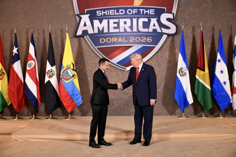 Les président équatorien Daniel Noboa (g) et américain Donald Trump au sommet Bouclier des Amériques à Doral, en Floride, aux États-Unis, le 8 mars 2026 ( GETTY IMAGES NORTH AMERICA / ROBERTO SCHMIDT )