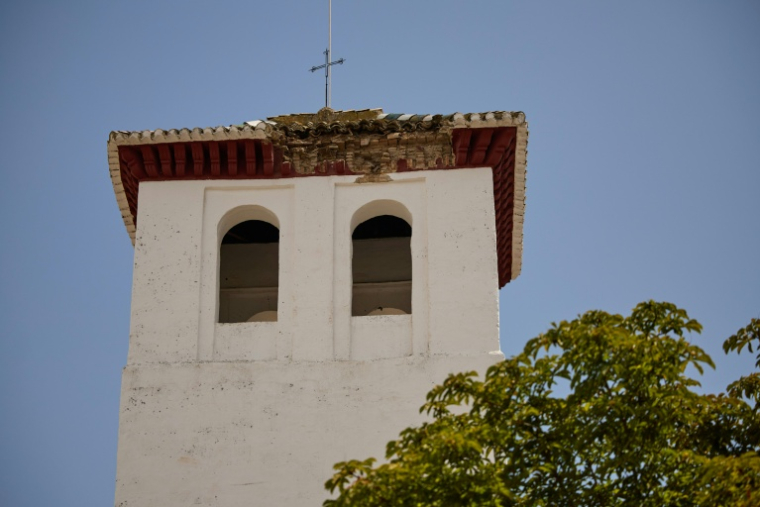 La toiture endommagée de l'église San Miguel Bajo  après un rare séisme de magnitude 5, le 15 août 2026 à Grenade, dans le sud de l'Espagne  ( AFP / Enrique FAJARDO )