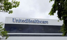 Le logo de l'entreprise UnitedHealth Group apparaît sur un de ses immeubles à Santa Ana, en Californie.
