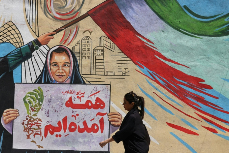 “For the Revolution, we all came”: an anti-American and anti-Israeli mural in Tehran, May 10, 2026 (AFP / ATTA KENARE)