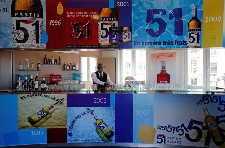 Un barman du groupe Pernod Ricard prépare des boissons pour les clients du "Club Pernod" à Marseille