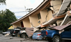 Des bâtiments se sont effondrés sur des véhicules dans la ville de Penonomé, au Panama, après un séisme de 7.7 le 9 octobre 2026 ( AFP / MARTIN BERNETTI )