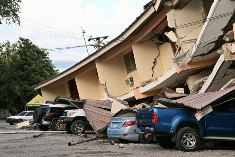 Des bâtiments se sont effondrés sur des véhicules dans la ville de Penonomé, au Panama, après un séisme de 7.7 le 9 octobre 2026 ( AFP / MARTIN BERNETTI )