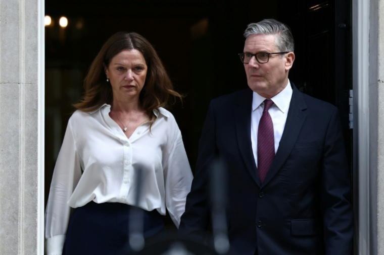 Le Premier ministre britannique Keir Starmer et son épouse Victoria sortent du 10 Downing Street, le 22 juin 2026 à Londres ( AFP / Henry NICHOLLS )