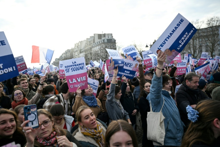Manifestation d'opposants à la future loi fin de vie lors d'une "marche pour la vie" organisée chaque année par des militants s'inscrivant dans les rangs catholiques conservateurs, le 18 janvier 2026 à Paris  ( AFP / Martin LELIEVRE )