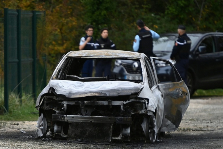 Des gendarmes sécurisent une zone où une voiture incendiée a été découverte à Saint-Pierre-d’Oléron, le 5 novembre 2025, après qu'un conducteur a percuté volontairement des piétons et des cyclistes sur l'Ile d'Oléron ( AFP / Christophe ARCHAMBAULT )