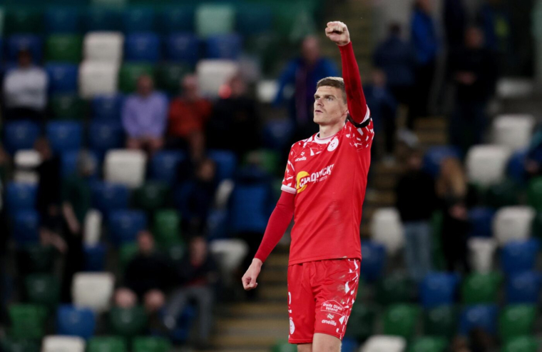 Un joueur irlandais reçoit un drôle de cadeau pour son trophée d’homme du match
