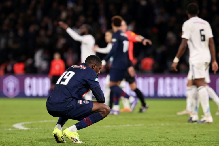 Le joueur du Paris SG Ousmane Dembélé la mine défaite, après l'élimination de son équipe par le Paris FC, dès les 16es de finale de la Coupe de France, le 12 janvier 2026, à Paris ( AFP / Anne-Christine POUJOULAT )
