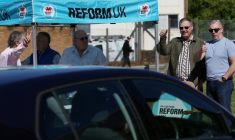 Des militants du parti Reform à Merthyr Tydfil, au Pays de Galles, le 24 avril 2026, pendant la campagne électorale  ( AFP / Darren Staples )