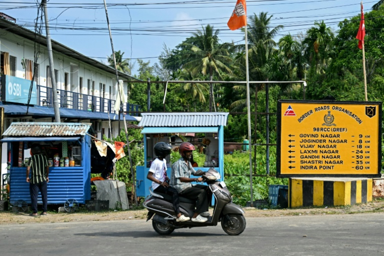 Des habitants dans une rue de Campbell Bay sur l'île de Grande Nicobar, dans l'archipel indien des Andaman-et-Nicobar, le 28 mars 2026  ( AFP / R. Satish BABU )