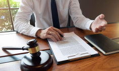 Lors d’un divorce, le partage des biens communs d’un couple peut nécessiter un recours en justice.