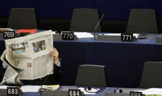 Un membre du Parlement européen lit un journal lors de la première session du Parlement de l'UE à Strasbourg