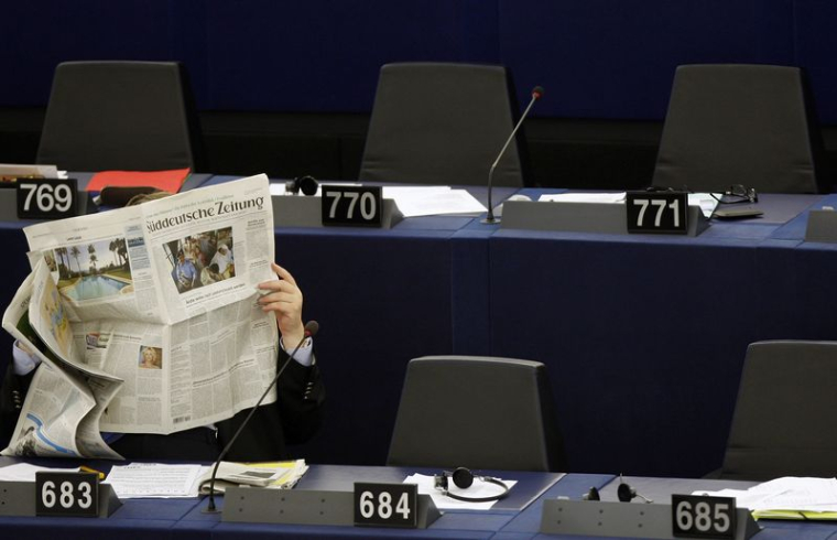 Un membre du Parlement européen lit un journal lors de la première session du Parlement de l'UE à Strasbourg