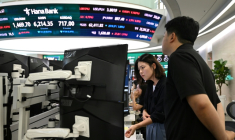 Des cambistes devant des écrans au siège de la Hana Bank à Séoul le 28 juillet 2026. ( AFP / Jung Yeon-je )