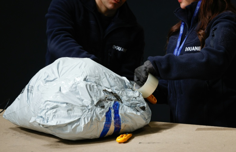 Des agents des douanes inspectent des colis de fret aérien dans un entrepôt de l’aéroport de Roissy-Charles de Gaulle, près de Paris, le 29 avril 2025 ( AFP / GEOFFROY VAN DER HASSELT )