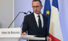 Le ministre de l'Intérieur sortant, Bruno Retailleau, avant une conférence de presse au Centre Operationnel de Gestion Interministérielle des Crises, le 18 septembre 2025 à Paris ( AFP / Ludovic MARIN )