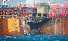 Photo prise le 12 mars 2025 de la coque endommagée du pétrolier MV Stena Immaculate à l'ancre en mer du Nord, après avoir été heurté la veille par le porte-conteneurs MV Solong au large de Withernsea, à l'est de l'Angleterre ( AFP / STR )
