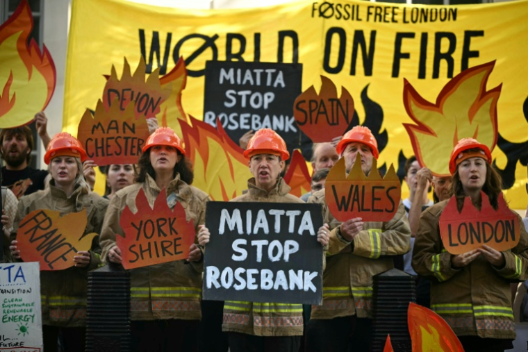 Des militants écologistes manifestent contre le projet de gisement pétrolier Rosebank, en mer du Nord, au large de l'Écosse, le 22 juillet 2026 ( AFP / JUSTIN TALLIS )