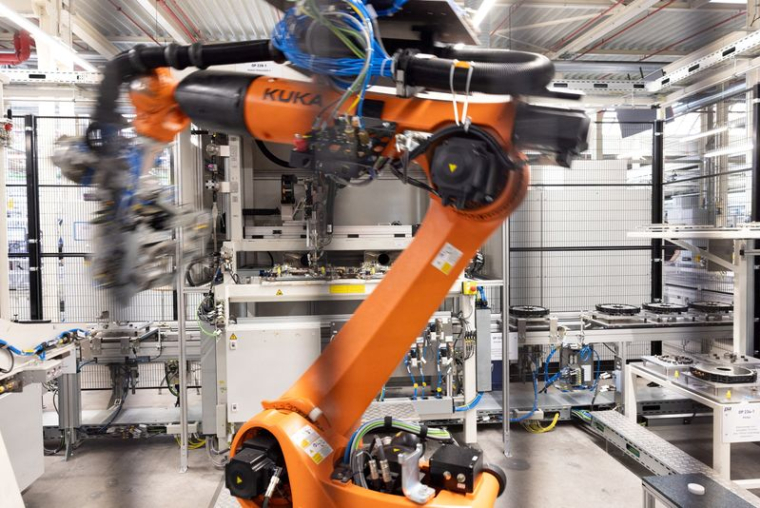 PHOTO D'ARCHIVES : Mercedes présente la technologie moteur de ses modèles AMG haut de gamme dans son usine de Berlin
