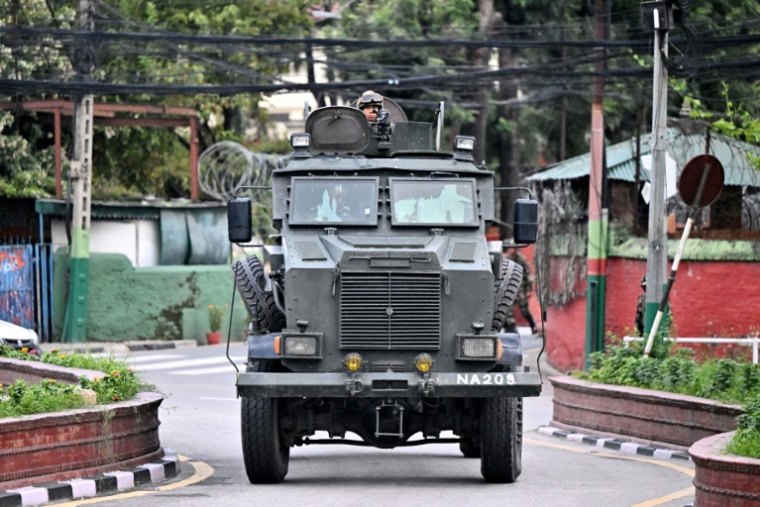 Des militaires montent la garde dans un véhicule blindé pendant un couvre-feu imposé pour rétablir l'ordre à Katmandou, le 12 septembre 2025 au Népal ( AFP / Pedro Pardo )