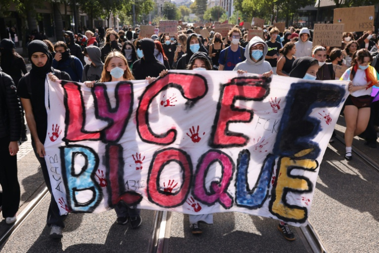 Des lycéens manifestent à Lyon, le 2 octobre 2026 ( AFP / Alex MARTIN )