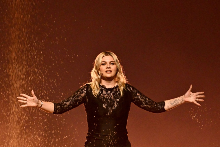 La chanteuse française Louane lors de la demi-finale de l'Eurovision à Bâle, en Suisse, le 15 mai 2025 ( AFP / Fabrice COFFRINI )