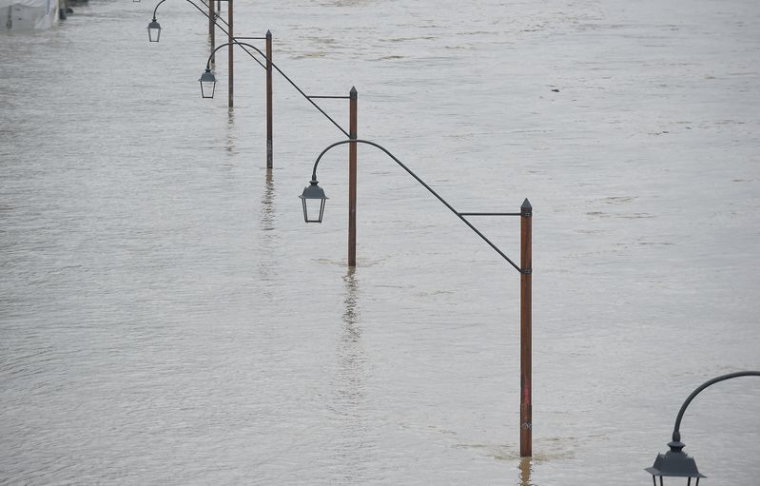 Des lampadaires partiellement submergés sont visibles le long du fleuve Pô à Turin