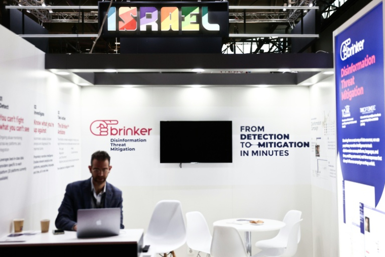 AU stand de l'entreprise israélienne Brinker au salon international Milipol à Villepinte, près de Paris, le 18 novembre 2025 ( AFP / Thibaud MORITZ )