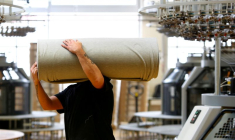 Un employé déplace des draperies dans la manufacture de l'entreprise textile "TRIGEMA" à Burladingen