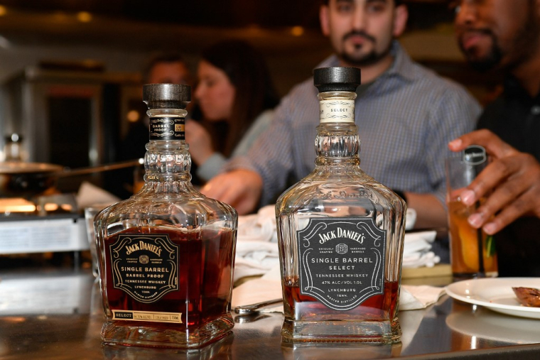 Brown-Forman détient notamment le whisky Jack Daniel's (illustration) ( GETTY IMAGES NORTH AMERICA / LARRY FRENCH )