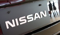 Des visiteurs se reflètent dans un véhicule de Nissan Motors au siège mondial de l'entreprise à Yokohama, au sud de Tokyo.